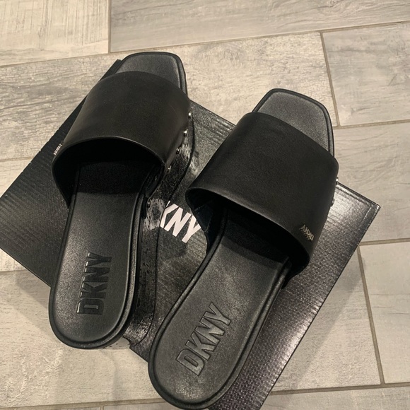 NWT DkNY leather platform slid size 9 - Picture 2 of 3